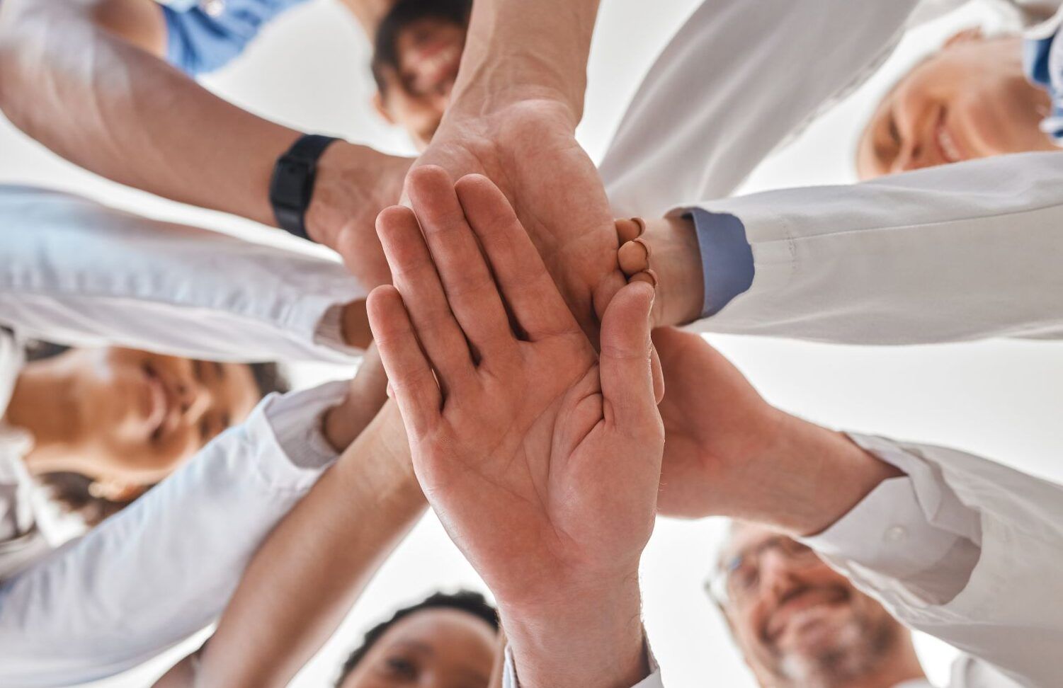 equipo motivado y comprometido en el trabajo